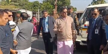 CM stops convoy to help injured accident victim on road