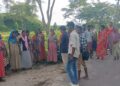 Tea Garden workers satges protest, demand payment
