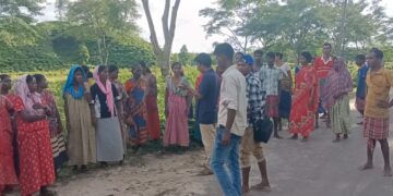 Tea Garden workers satges protest, demand payment