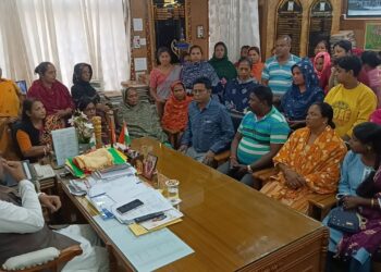 The residents of Rajnagar expressing their discontent with Jasmine Akhtar’s presence in the area