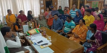 The residents of Rajnagar expressing their discontent with Jasmine Akhtar’s presence in the area