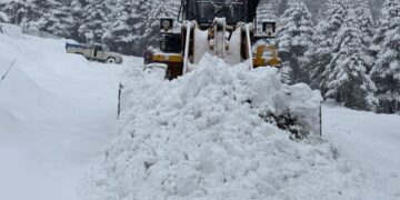 Heavy Snowfall Blocks Nathula Pass Route : Tsomgo Lake Accessible.