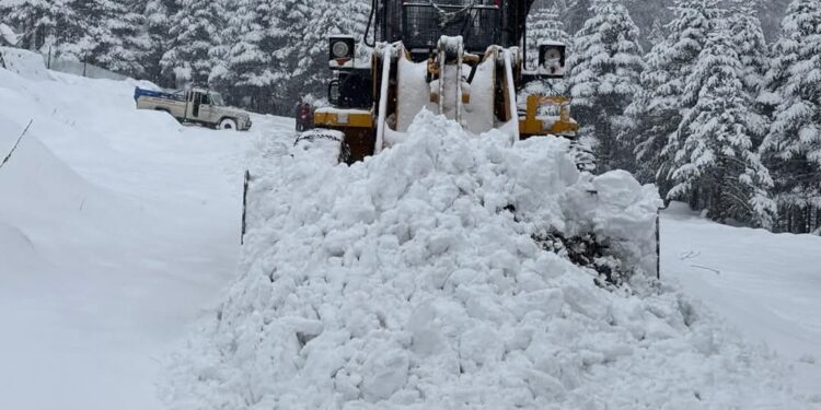 Heavy Snowfall Blocks Nathula Pass Route : Tsomgo Lake Accessible.