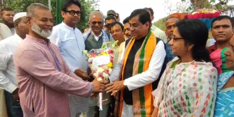 Mayor Dipak Majumder visits Agartala Integrated Checkpost on Holi and Ramzan