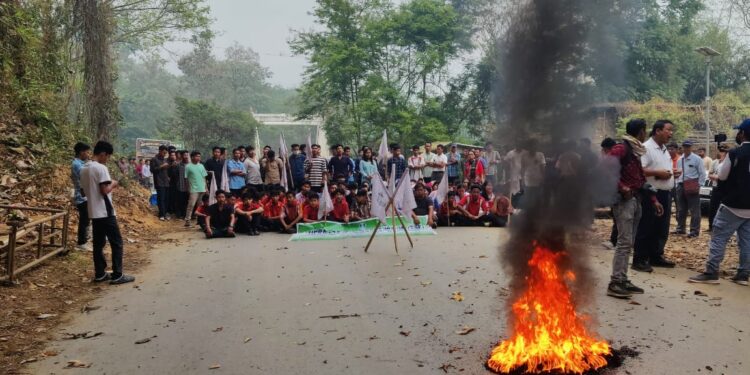 Roman Script for Kokborok: TSF blocked the VIP road leading to the Airport, Assembly, and High Court in Agartala