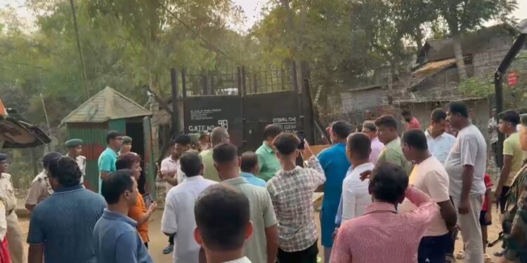 Congress state president Asish Kumar Saha, visited the Motinagar area along the India-Bangladesh border