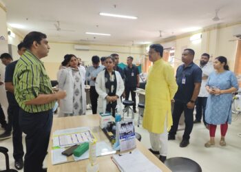 CM pays surprise visit to IGM Hospital, Dental College