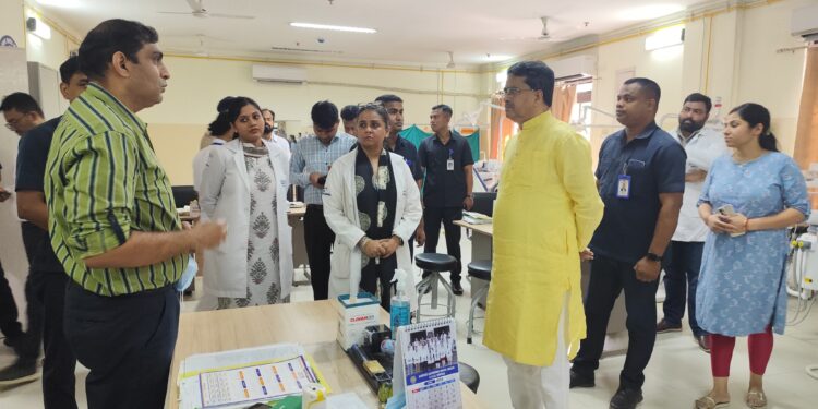 CM pays surprise visit to IGM Hospital, Dental College