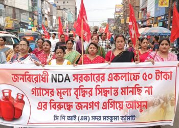 CPI(M) organizes protest march against hike in price of cooking gas