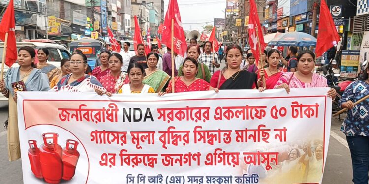 CPI(M) organizes protest march against hike in price of cooking gas