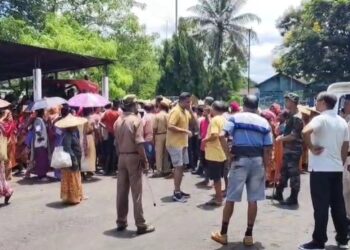 Tea Garden Workers Protest in Tripura’s Golakpur Over Wages, Jobs, and Basic Rights