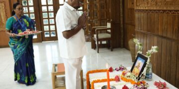 Governor Indra Sena Reddy pays floral tribute to Birsa Munda
