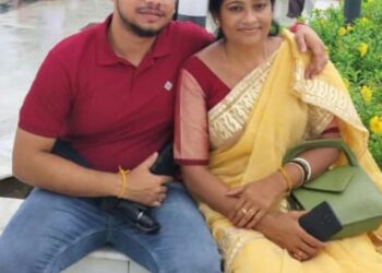 Jitendra Choudhury Meets Family of Intern Doctor Killed in UP