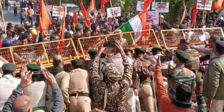 VHP Protests at Tripura–Bangladesh Border, Demands Suspension of Trade Over Killings of Hindus