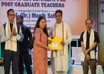 Tripura SHG Crafts Presented to Delhi CM