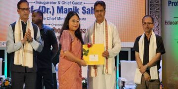 Tripura SHG Crafts Presented to Delhi CM