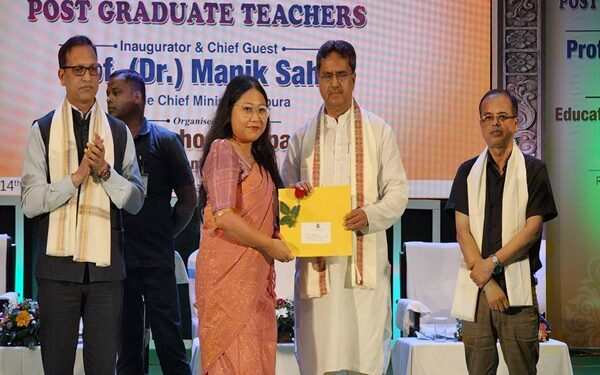 Tripura SHG Crafts Presented to Delhi CM