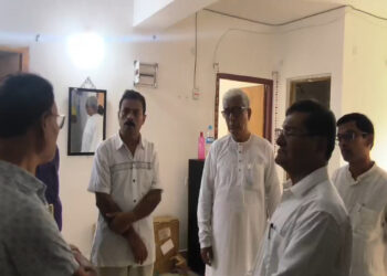 Ex-CM Manik Sarkar meets blast victim’s kin