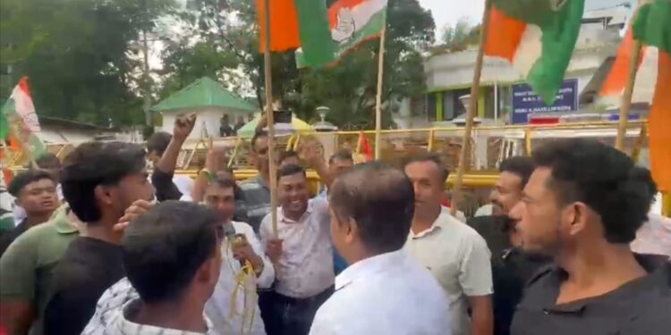 Congress Stages Protest Outside CM’s Residence, Demands Sitting High Court Judge Probe into DGP Anurag’s Death