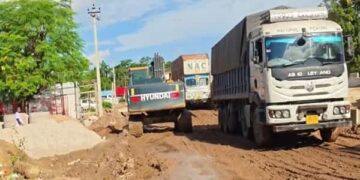 Lorry blocks NH-08, commuters stranded for hours in Tripura
