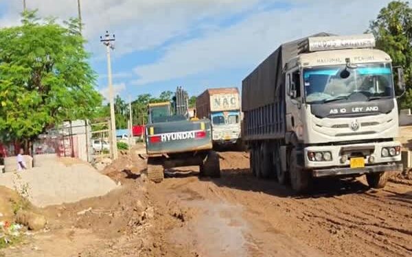 Lorry blocks NH-08, commuters stranded for hours in Tripura