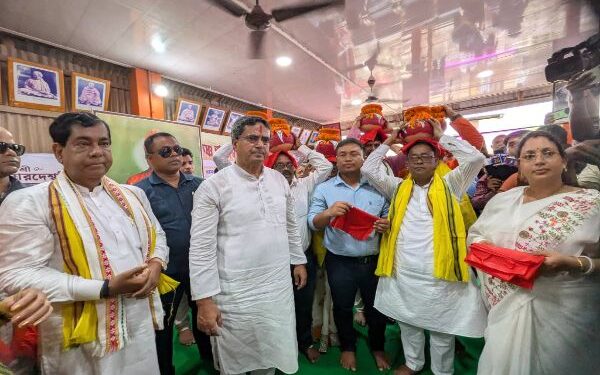 CM hands over sacred Kalas for Guru Ravidas celebrations