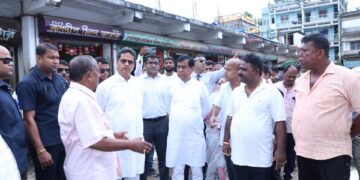 Manik Saha Seeks Solutions to Traffic, Civic Issues at Maharajganj Bazar