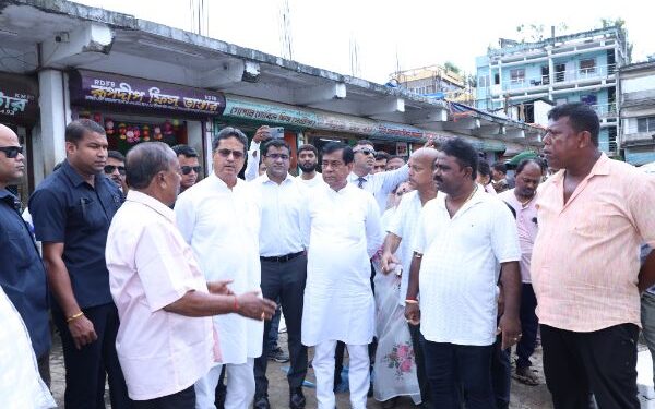 Manik Saha Seeks Solutions to Traffic, Civic Issues at Maharajganj Bazar