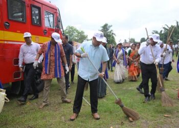 Sudhangshu Das joins sanitation workers in cleanliness drive