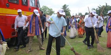 Sudhangshu Das joins sanitation workers in cleanliness drive