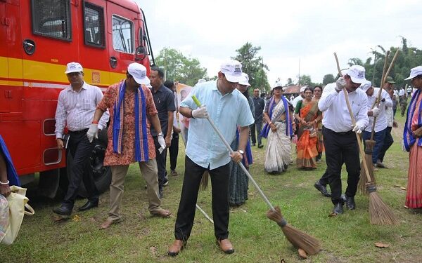Sudhangshu Das joins sanitation workers in cleanliness drive